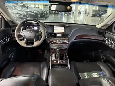 Infiniti Q70