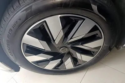 Volvo EM90