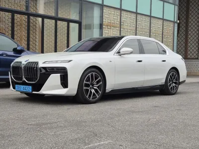 BMW i7