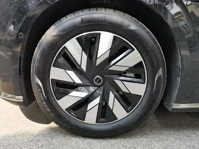 Volvo EM90