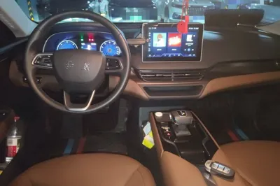 Hongqi E-QM5