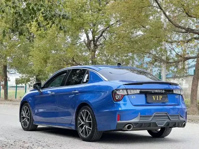 Lynk & Co 03