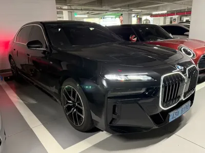 BMW i7