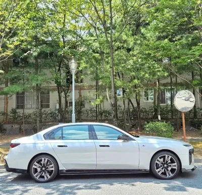 BMW i7