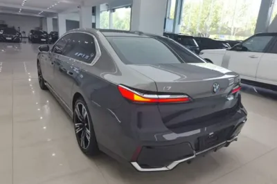 BMW i7