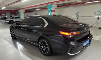 BMW i7