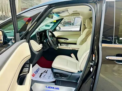 Lexus LM