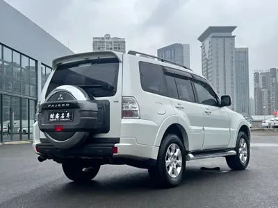 Mitsubishi Pajero (Import)
