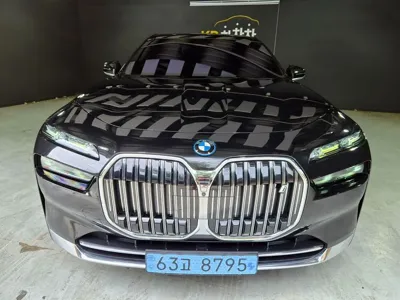 BMW i7