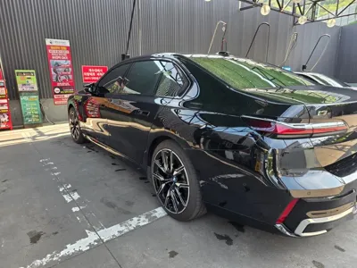 BMW i7