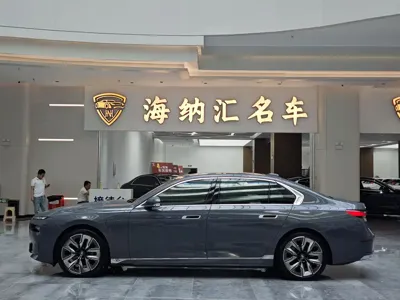 BMW i7