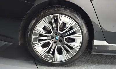 BMW i7