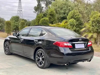 Infiniti M