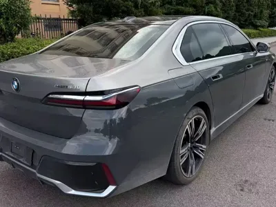 BMW i7