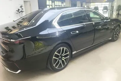 BMW i7