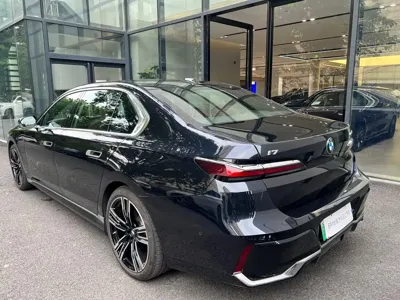 BMW i7