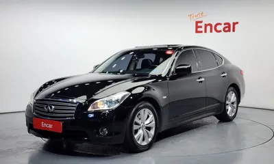 Infiniti M
