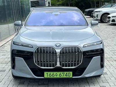 BMW i7