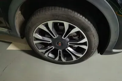 Hongqi HS5