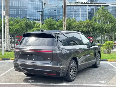 Nio ES8