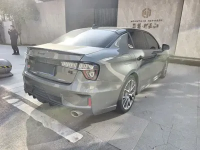 Lynk & Co 03