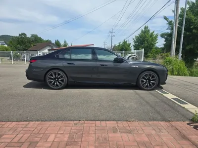 BMW i7