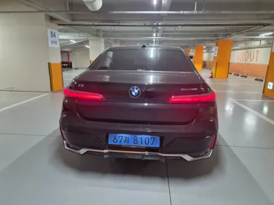 BMW i7