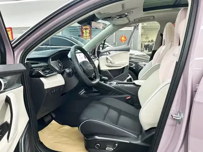 Lynk & Co 06
