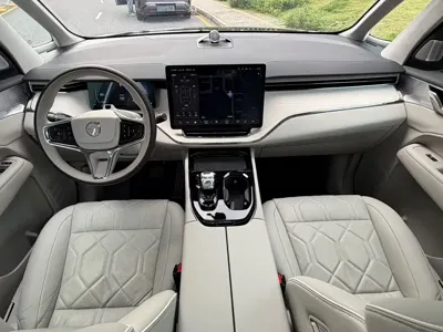 Volvo EM90