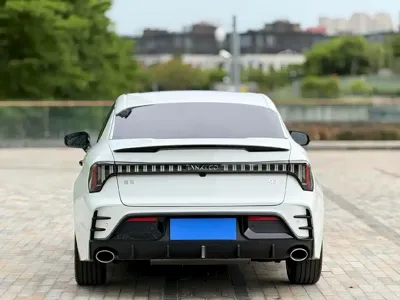 Lynk & Co 03