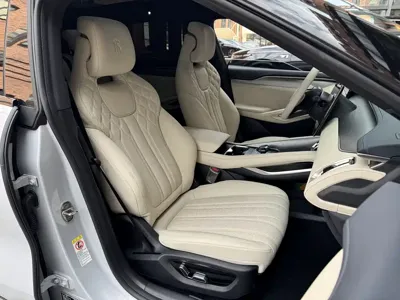BYD L EV