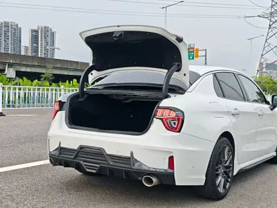 Lynk & Co 03
