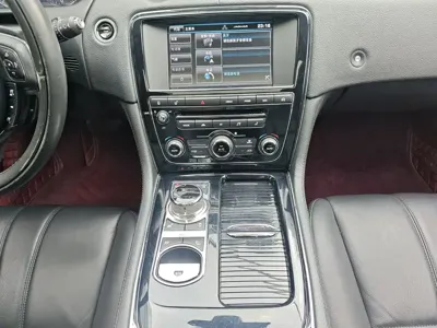 Jaguar XJ