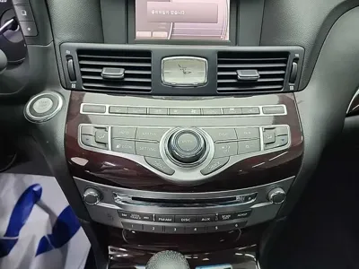 Infiniti M