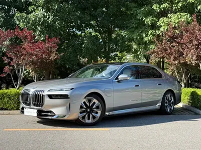 BMW i7