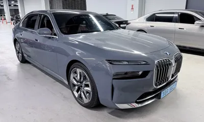 BMW i7