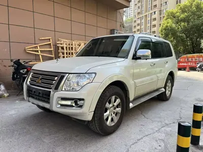 Mitsubishi Pajero (Import)