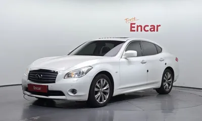 Infiniti M