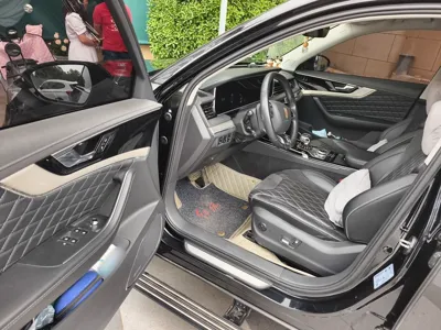 Hongqi HS5
