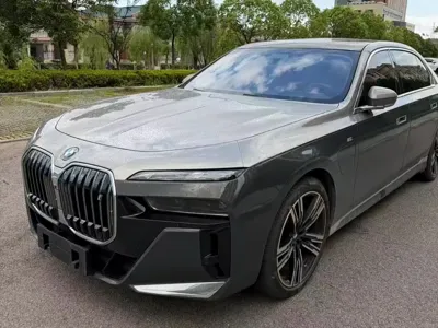 BMW i7