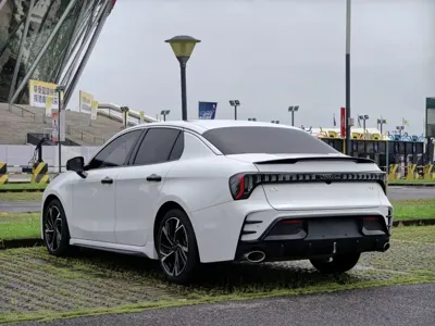 Lynk & Co 03