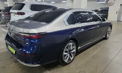BMW i7
