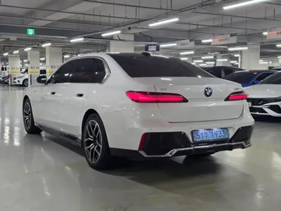BMW i7