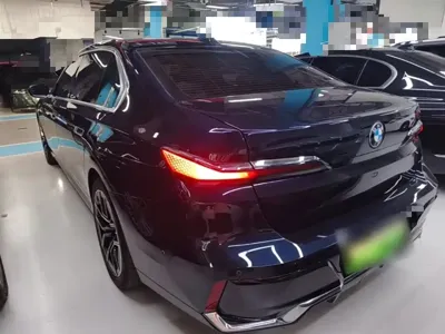 BMW i7