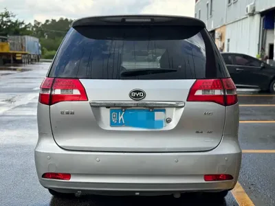 BYD M6