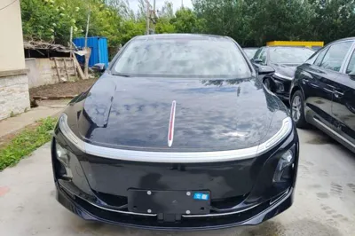 Hongqi E-QM5