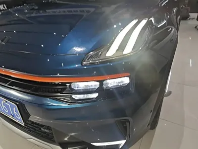 Lynk & Co 06