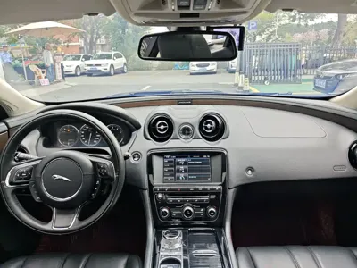 Jaguar XJ