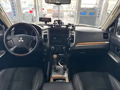 Mitsubishi Pajero (Import)