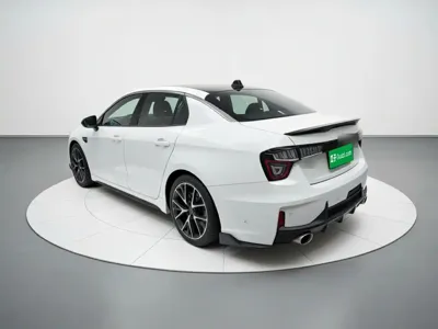 Lynk & Co 03